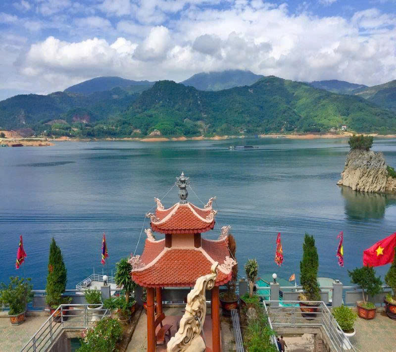 đền chúa thác bờ
