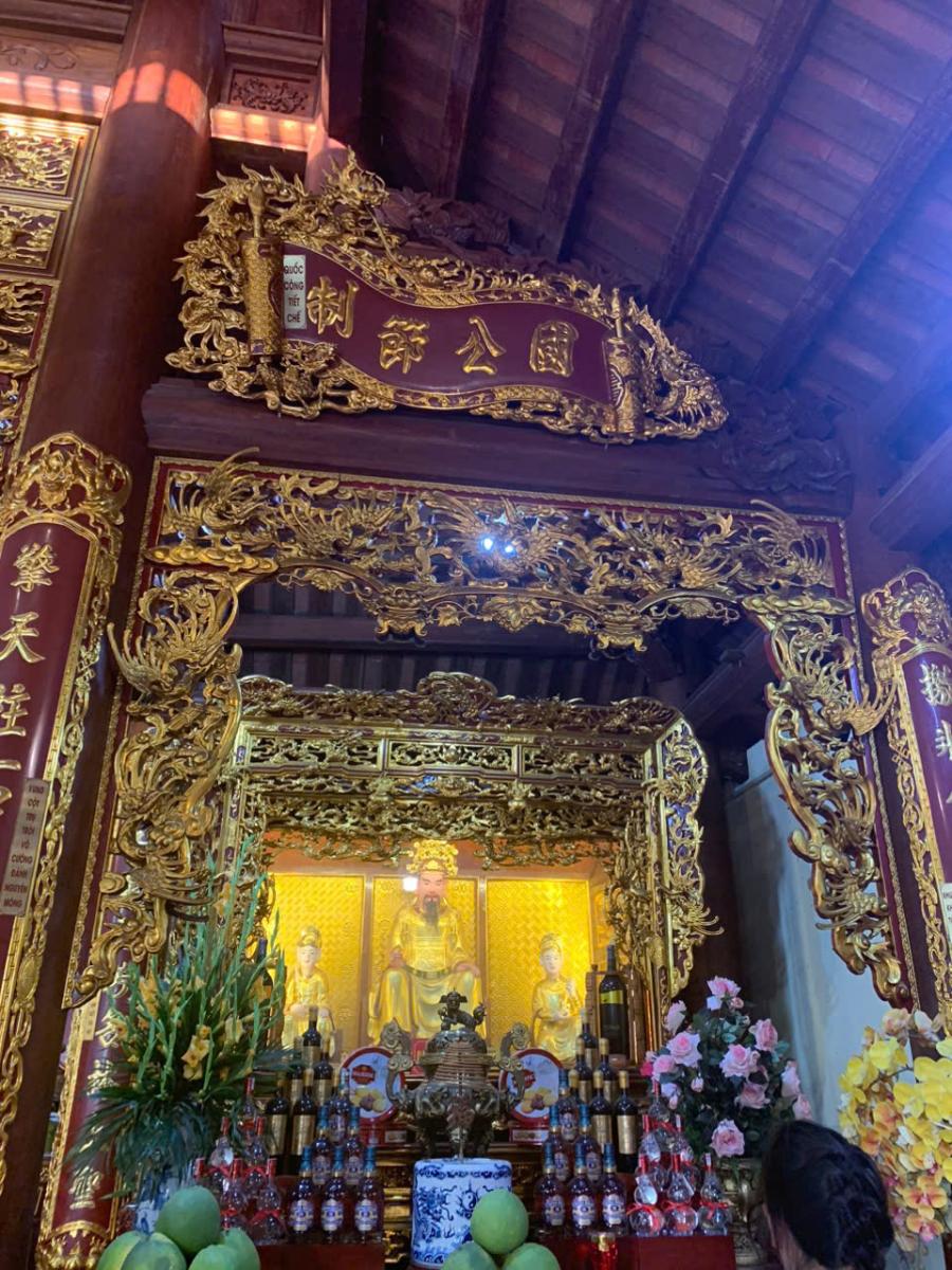 Đức ông Trần Hưng Đạo Đại Vương thờ tại đền Mẫu